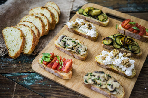 Bruschetta und verschiedene Zutaten - GIOF03775