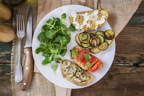 Bruschetta und verschiedene Zutaten - GIOF03777