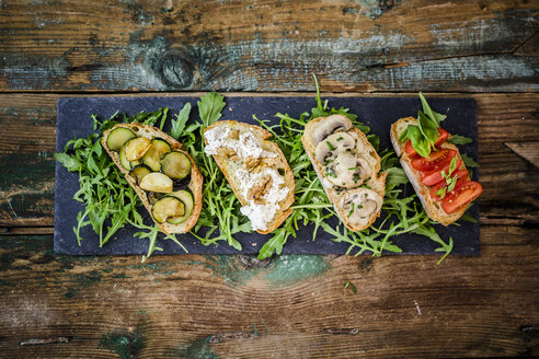 Bruschetta und verschiedene Zutaten - GIOF03780