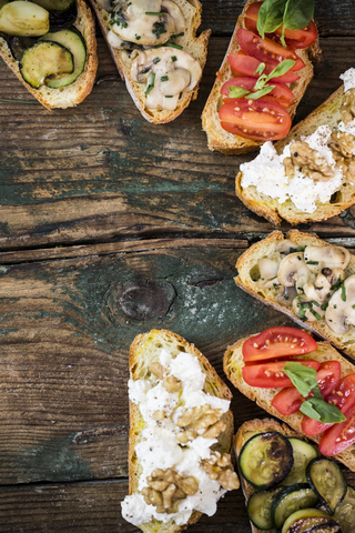 Bruschetta und verschiedene Zutaten, lizenzfreies Stockfoto