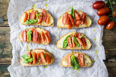 Bruschetta und verschiedene Zutaten - GIOF03783