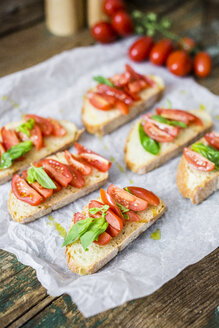 Bruschetta, Brot, Tomate und Olivenöl - GIOF03784