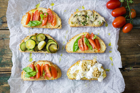 Bruschetta und verschiedene Zutaten - GIOF03785