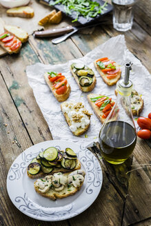 Bruschetta und verschiedene Zutaten - GIOF03786