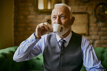 Eleganter älterer Mann trinkt Kaffee in einem Cafe - ZEDF01108