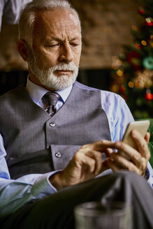 Eleganter älterer Mann, der ein Mobiltelefon benutzt - ZEDF01128