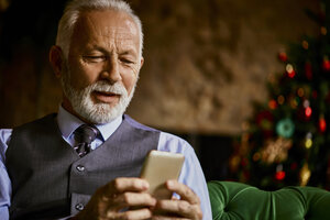 Eleganter älterer Mann, der ein Mobiltelefon benutzt - ZEDF01129