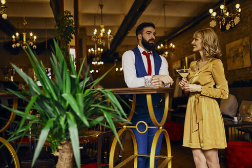 Elegantes Paar beim geselligen Beisammensein in einer Bar - ZEDF01132