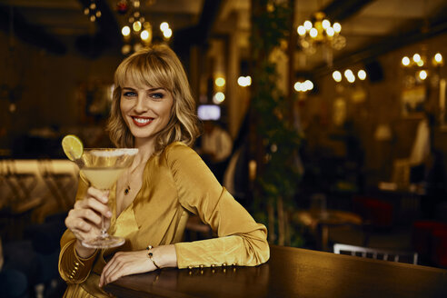 Porträt einer eleganten Frau mit Cocktail in einer Bar - ZEDF01133