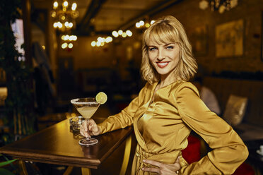 Porträt einer eleganten Frau mit Cocktail in einer Bar - ZEDF01137