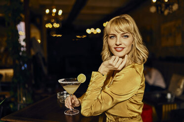 Porträt einer eleganten Frau mit Cocktail in einer Bar - ZEDF01138