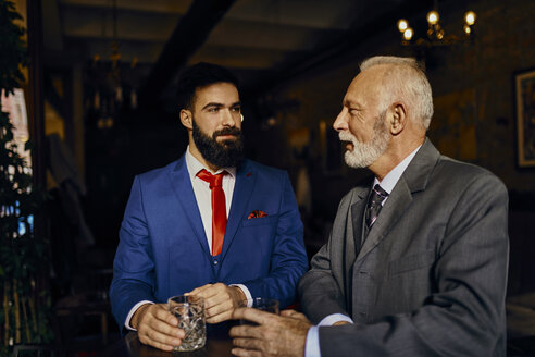 Zwei elegante Männer in einer Bar mit Bechern - ZEDF01143
