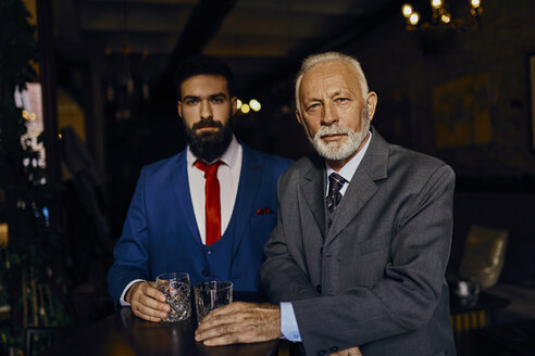 Porträt von zwei eleganten Männern in einer Bar mit Bechern - ZEDF01145