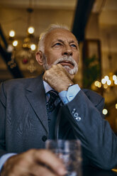 Porträt eines eleganten älteren Mannes in einer Bar mit Becher - ZEDF01171