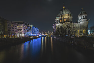 Deutschland, Berlin, Berlin-Mitte, Berliner Dom und Friedrichsbrücke bei Nacht - ASCF00762