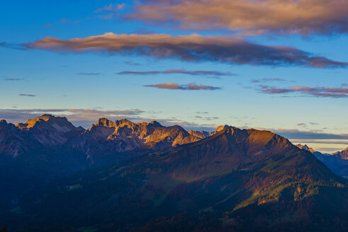 Deutschland, Bayern, Allgäu, Allgäuer Alpen, Panorama vom Rubihorn zum Fellhorn am Morgen - WGF01162