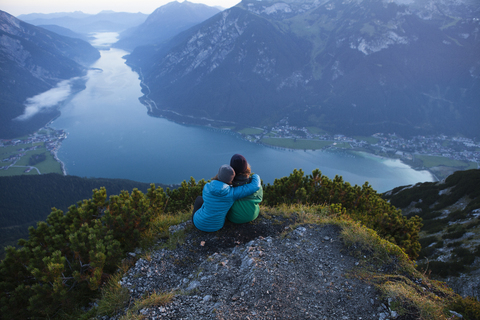 Österreich, Tirol, zwei Wanderer genießen die Aussicht auf den Achensee, lizenzfreies Stockfoto