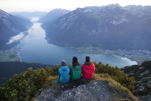 Österreich, Tirol, drei Wanderer genießen die Aussicht auf den Achensee - FAF00079