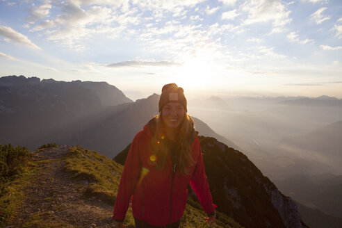 Österreich, Tirol, Porträt eines lächelnden Wanderers über dem Achensee bei Sonnenaufgang - FAF00081