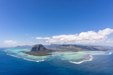 Mauritius, Südwestküste, Blick auf den Indischen Ozean, Le Morne mit Le Morne Brabant, Naturphänomen, Unterwasser-Wasserfall, Luftaufnahme - FOF09718