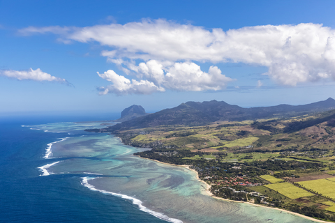 Mauritius, Südwestküste, Blick auf den Indischen Ozean, Le Morne mit Le Morne Brabant, Luftaufnahme, lizenzfreies Stockfoto