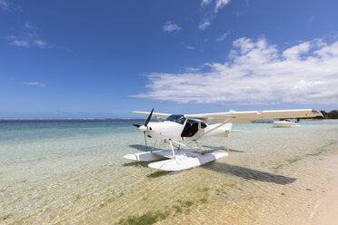 Mauritius, Südwestküste, Wasserflugzeug am Strand - FOF09728