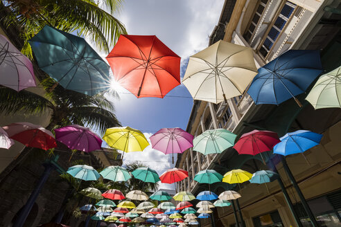 Mauritius, Port Louis, Caudan Waterfront, Regenschirmplatz - FOF09741