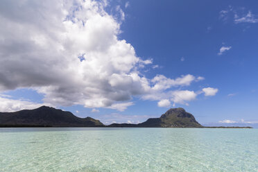 Mauritius, Indischer Ozean, Le Morne und Berg Le Morne Brabant - FOF09745