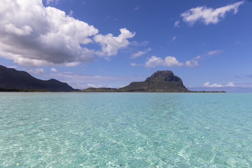 Mauritius, Indischer Ozean, Le Morne und Berg Le Morne Brabant - FOF09748