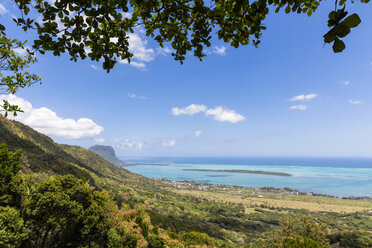 Mauritius, Blick vom Chamarel Aussichtspunkt an der Westküste, Insel Ile aux Benitiers, Le Morne mit Berg Le Morne Brabant - FOF09753