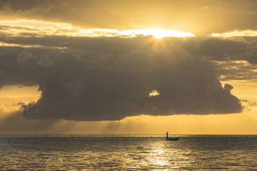 Mauritius, Westküste, Riviere Noire, Fischer bei Sonnenuntergang - FOF09754