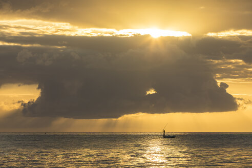 Mauritius, Westküste, Riviere Noire, Fischer bei Sonnenuntergang - FOF09754