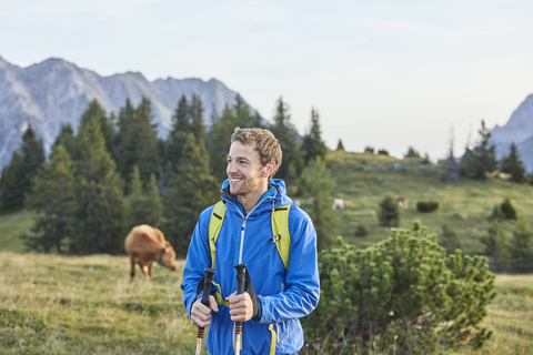 Österreich, Tirol, Mieminger Hochplateau, Porträt eines lächelnden Wanderers auf einer Almwiese, lizenzfreies Stockfoto