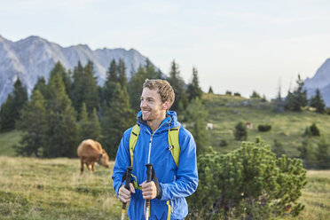 Österreich, Tirol, Mieminger Hochplateau, Porträt eines lächelnden Wanderers auf einer Almwiese - CVF00053