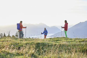 Österreich, Tirol, Mieminger Plateau, Wanderer auf Almwiese - CVF00057