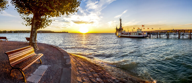 Deutschland, Baden-Württemberg, Konstanz, Bodensee, Impera an der Hafeneinfahrt, Sonnenaufgang - PUF01091