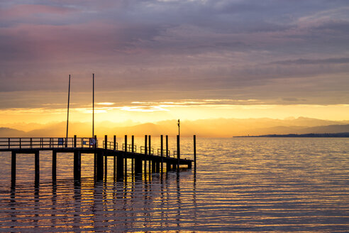 Deutschland, Baden-Württemberg, Konstanz, Bodensee, Uferpromenade bei Sonnenaufgang - PUF01093