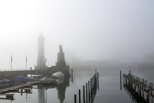Deutschland, Lindau, Bodensee, Hafen im Nebel - PUF01096