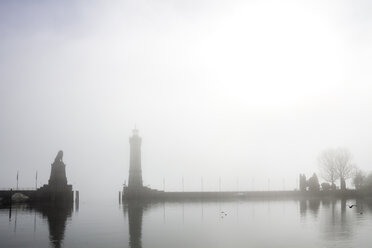 Deutschland, Lindau, Bodensee, Hafeneinfahrt im Nebel - PUF01098
