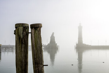 Deutschland, Lindau, Bodensee, Hafeneinfahrt im Nebel - PUF01099