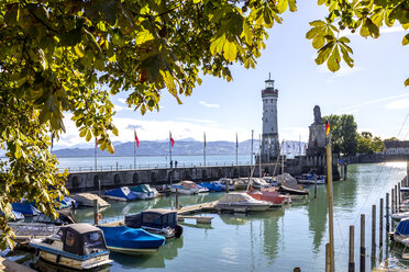 Deutschland, Lindau, Bodensee, vertäute Boote im Hafen - PUF01101