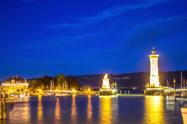 Deutschland, Lindau, Bodensee, Hafeneinfahrt bei Nacht - PUF01102