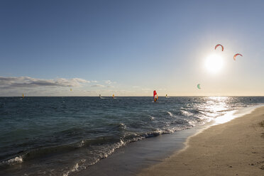 Mauritius, Südwestküste, Strand von Le Morne mit Kite-Surfern und Segelboardern - FOF09756
