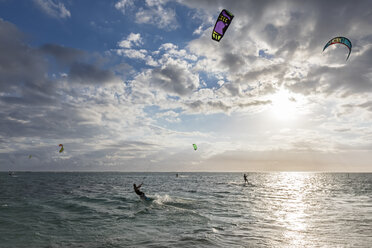 Mauritius, Südwestküste, Le Morne, Kite-Surfer - FOF09757