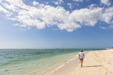 Mauritius, Südwestküste, Indischer Ozean, Strand von Le Morne, Touristin am Strand - FOF09761