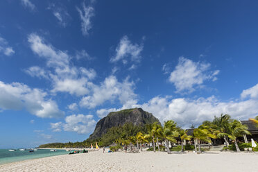 Mauritius, Südwestküste, Le Morne mit Berg Le Morne Brabant, Hotelanlage am Strand - FOF09762