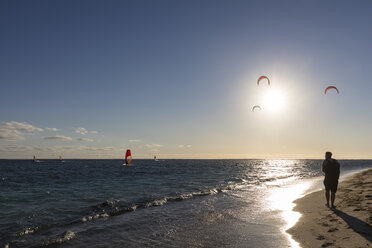 Mauritius, Südwestküste, Indischer Ozean, Strand von Le Morne, Tourist am Strand - FOF09763