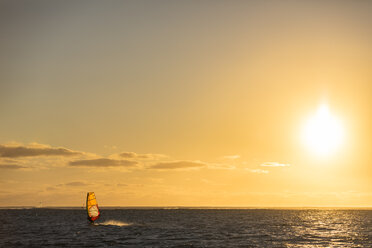 Mauritius, Le Morne, Indischer Ozean, Segelbootfahrer bei Sonnenuntergang - FOF09766