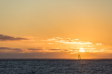 Mauritius, Le Morne, Indischer Ozean, Segelbootfahrer bei Sonnenuntergang - FOF09767