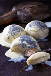 Hefeknödel mit Vanillesauce und Mohn bestreut - CSF28760